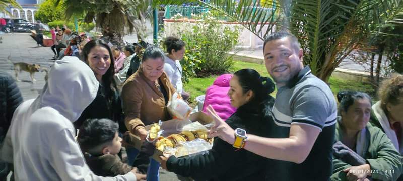 Entrega Helder Valencia, cobijas a población vulnerable de Charo, Tarímbaro y Cuitzeo