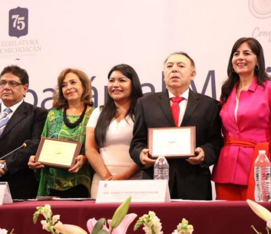 Otorga 75 Legislatura Medalla Michoacán al Mérito Docente 2024, a maestra de educación especial y a la Preparatoria Taximaroa