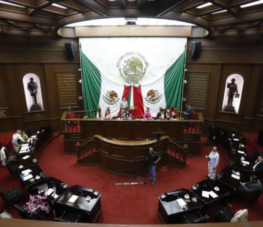 Condecoración “Suprema Junta Nacional Americana” a Luis Girarte Martínez: 75 Legislatura