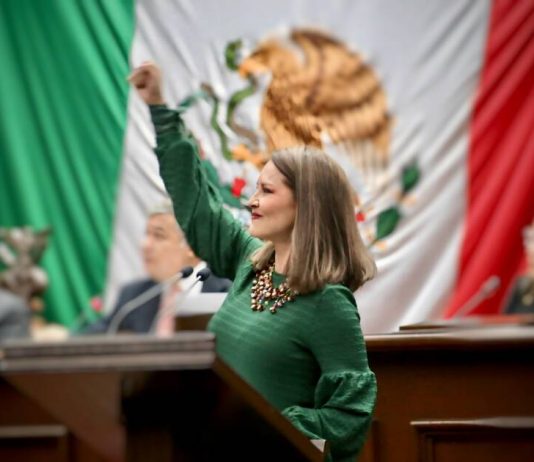 IMPULSA NALLELI PEDRAZA ESCRIBIR LEYENDA CLAUDIA SHEINBAUM PRIMERA PRESIDENTA DE MÉXICO EN EL MURO DEL CONGRESO DE MICHOACÁN