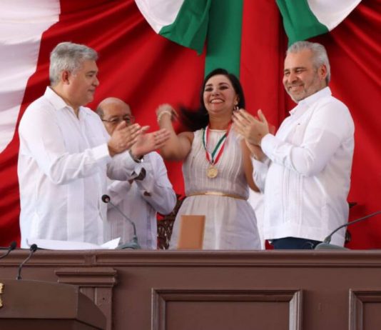 Entrega 76 Legislatura la presea “Constitución de 1814” a Alma Rosa Bahena