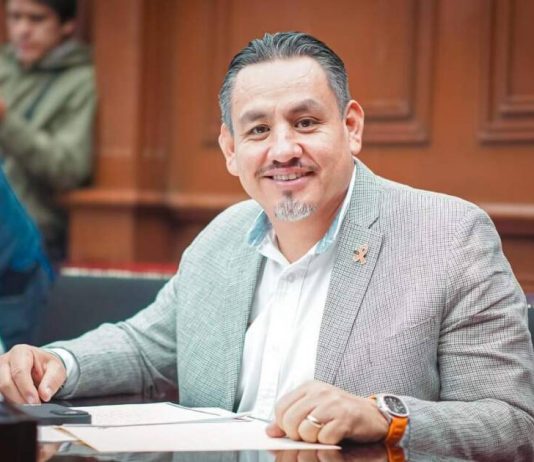 Garantizar que en Michoacán se impulsen programas sociales para migrantes y familias propone Víctor Manríquez