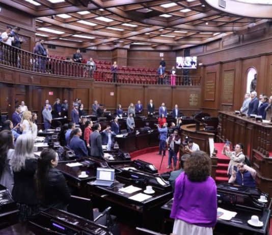 Exhorta 76 Legislatura instituciones públicas para concientizar sobre daños ocasionados por uso excesivo de dispositivos con pantalla.