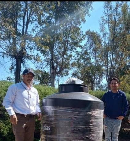 El Ayuntamiento de Morelos entrega tinaco a escuela primaria de Jururemba