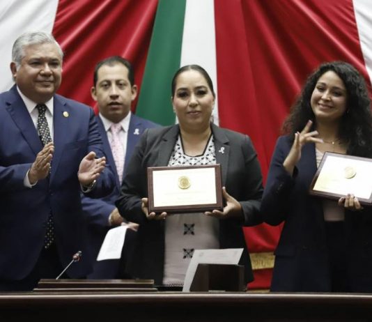 Yareni Pérez Vega y Jannet Hernández Vega reciben Condecoración “La Mujer Michoacana 2025”