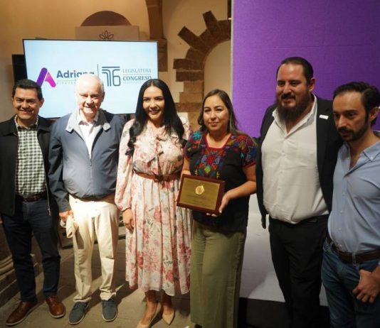 Destaca Adriana Campos trayectoria de Jeannet Adriana Hernández Vega en evento en Zamora