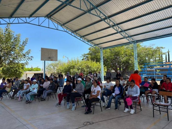 Brigada Puruándiro Siempre Verde concluye programa de prevención de adicciones en secundaria de Villachuato La Brigada Puruándiro Siempre Verde finalizó este 12 de marzo de 2025 su proceso psicológico de prevención de adicciones dirigido a la población estudiantil más vulnerable. Este esfuerzo fue encabezado por la psicóloga Guadalupe Vargas, titular de la cartera de la mujer, y la presidenta de la brigada, Rocío Espinosa. El programa consistió en una serie de conferencias psicológicas impartidas en la Secundaria Técnica #92 de la localidad de Villachuato. A lo largo de las sesiones, se trabajó en un diagnóstico situacional para identificar los principales riesgos que enfrenta la comunidad estudiantil en relación con el consumo de sustancias adictivas. El cierre del proceso incluyó una plática dirigida a los padres de familia, en la que se les presentó el diagnóstico de sus hijos y se les proporcionaron herramientas para la prevención de adicciones. Durante la sesión, los asistentes participaron en dinámicas diseñadas para fortalecer su capacidad de comunicación con sus hijos, enfatizando la importancia del amor propio y el reconocimiento de su rol como padres y seres humanos. El éxito de estas sesiones fue posible gracias al apoyo logístico de Eligio Cendejas y David Cendejas, quienes facilitaron la organización de las cuatro reuniones en la institución educativa. Asimismo, la Brigada Puruándiro Siempre Verde agradeció el respaldo de los directivos, docentes y la comunidad estudiantil de la Secundaria Técnica #92. Con este esfuerzo, la brigada reafirma su compromiso con el bienestar de la población puruandirense, promoviendo acciones preventivas y de desarrollo en beneficio de la juventud del municipio.