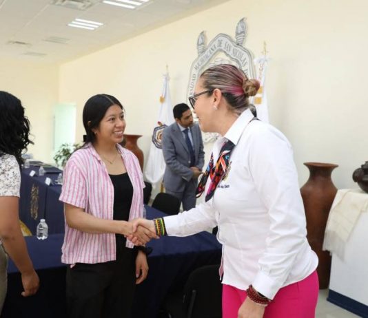 Ustedes deben ser las lideresas y los líderes del mañana, señala Yarabí Ávila ante moradoras y moradores de Casas del Estudiante
