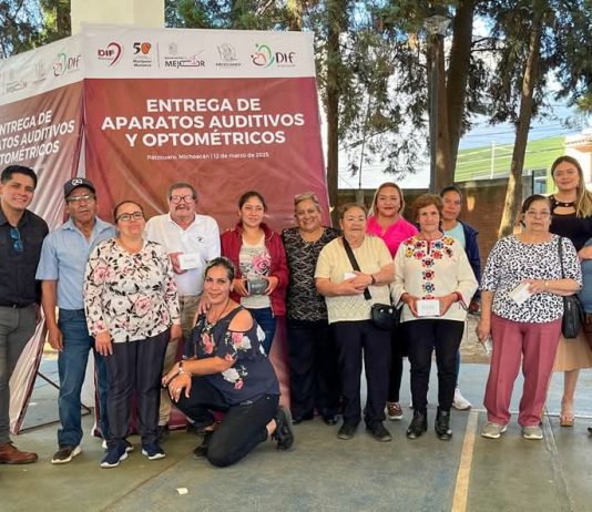 Reciben adultos mayores de Quiroga aparatos auditivos y optométricos