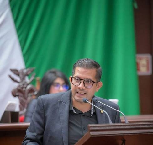 Pide Paz Torres mejores condiciones laborales para policías municipales de Michoacán