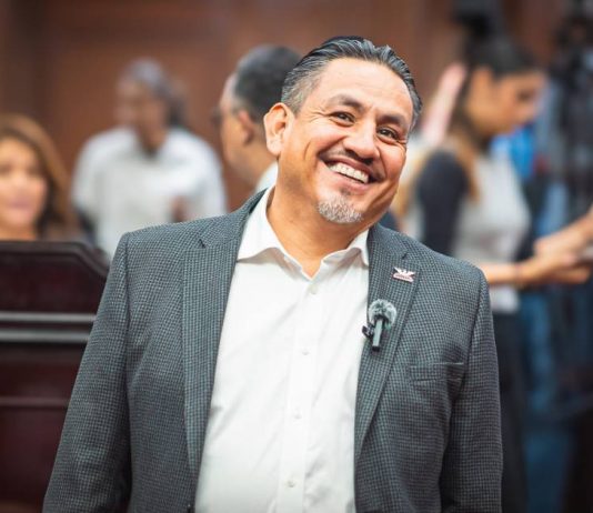 En caso de emergencia familiar otorgar permiso laboral de 1 a 5 días al trabajador con goce de sueldo propone Víctor Manríquez