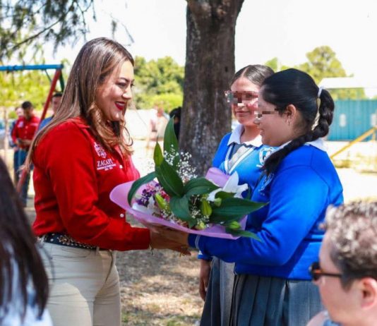 Monica Valdez impulsa la educación en Zacapu y da inicio a la reconciliación de cancha de usos múltiples