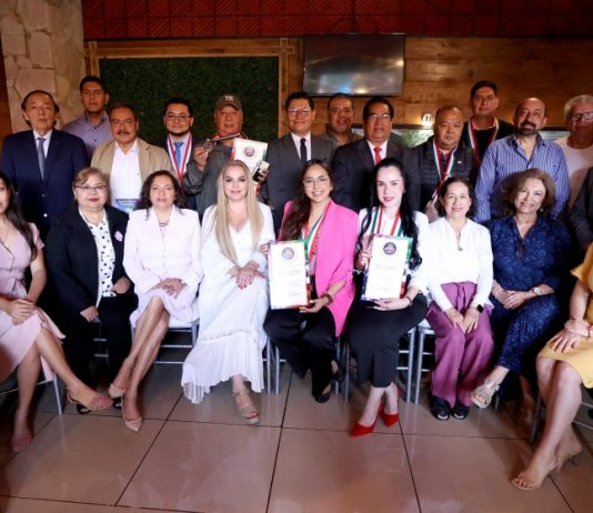 Reconocen a destacadas personalidades, por su destacada labor