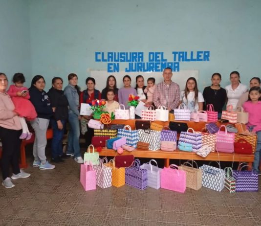 Concluye con éxito el Segundo Curso de Manualidades en Jururemba: Julio César Conejo