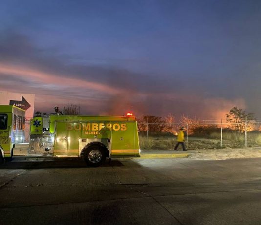 Bomberos de Morelia Combaten incendio en Loma de Santa María