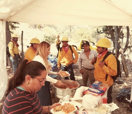 Belinda Hurtado Marín brinda apoyo a brigadistas que combaten incendios forestales en Ciudad Hidalgo
