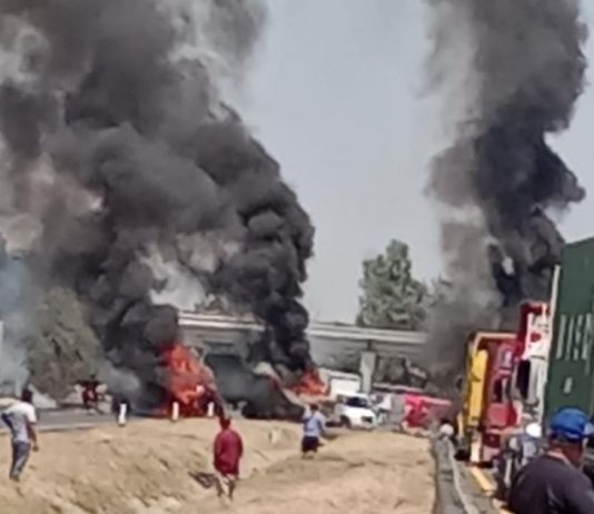 Queman vehículos en carreteras de Michoacán