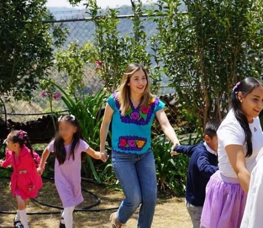 Festeja Brissa Arroyo a niñas y niños en comunidad rural de Tzitzio