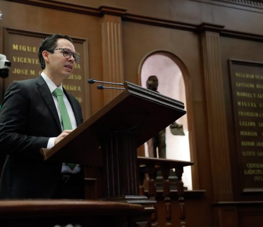Alfredo Anaya presenta iniciativa para fortalecer organismos operadores de agua en Michoacán