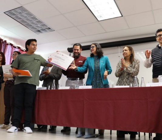 Premia Semmujeris a creadores de app para fortalecer estrategia de Punto Naranja