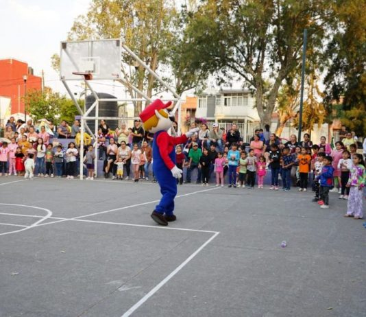 Lleva Brissa Arroyo diversión y sorpresas a niñez de La Aldea y Atapaneo