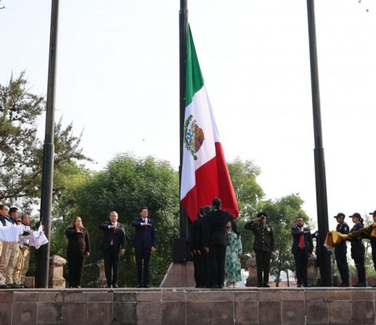 Encabeza Alfonso Martínez Alcázar, Izamiento de banderas por 484 Aniversario de Morelia