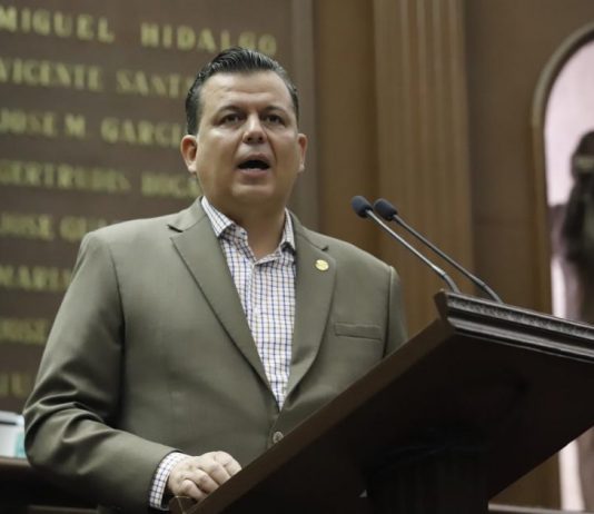 Propone Memo Valencia renovar placas cada diez años en Michoacán