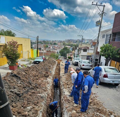 Adolfo Torres supervisa rehabilitación de red sanitaria en la colonia Isaac Arriaga