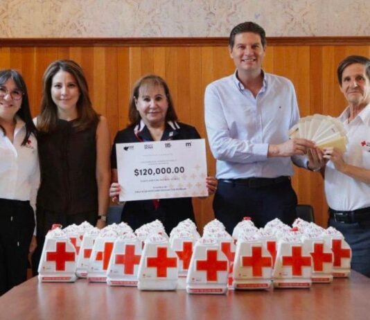Alfonso Martínez entrega alcancías y donativo adicional a la Cruz Roja