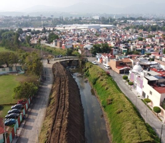 Alfonso Martínez supervisa trabajos de desazolve en dren Arroyo de Tierras