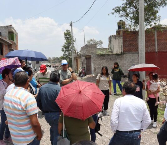 Adolfo Torres atiende solicitudes en la colonia Mariel para mejorar el servicio de agua potable