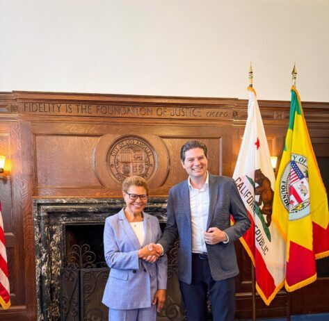 Se reúne Alfonso Martínez con la alcaldesa Karen Bass, de Los Ángeles