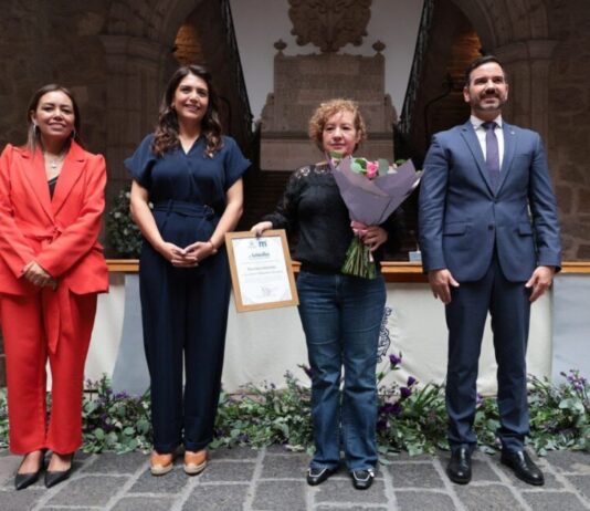 Entrega Gobierno de Alfonso Martínez, Presea Amalia Solórzano a Verónica Villaseñor