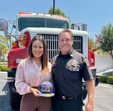 Recibe Mónica Valdez camión de bomberos gestionado en coordinación por migrantes y el Club Rotario de Fontana, California