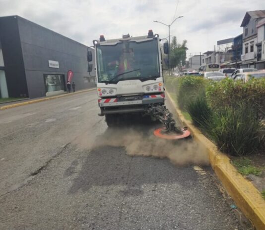 Gobierno de Morelia refuerza limpieza con barrido mecánico en Avenida Madero Poniente