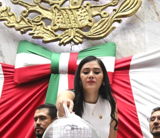 Diana Espinoza da voto de confianza a Carlos Torres Piña, al frente de la FGE