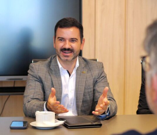 Recibe Yankel Benítez a embajador de Colombia