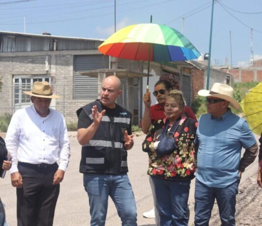 Adolfo Torres atiende solicitud de habitantes de La Aldea para mejora del servicio de agua potable