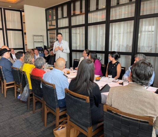 Expone Alfonso Martínez atractivos turísticos y de inversión a empresarios y legisladores de Chicago