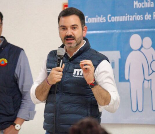 Yankel Benítez entrega mochilas de emergencia en colonia Industrial