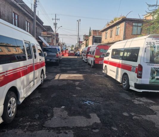 Transportistas de la CRT bloquean trabajos del Teleférico tras incidente con combi