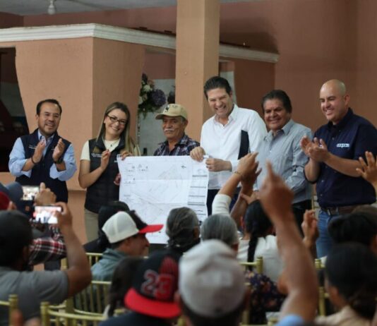Alfonso Martínez entrega certeza jurídica a miles de familias con el programa de regularización de colonias