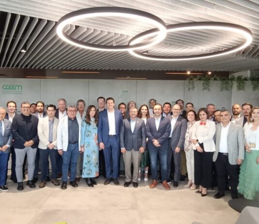 Presenta Alfonso Martínez proyectos de desarrollo a empresarios