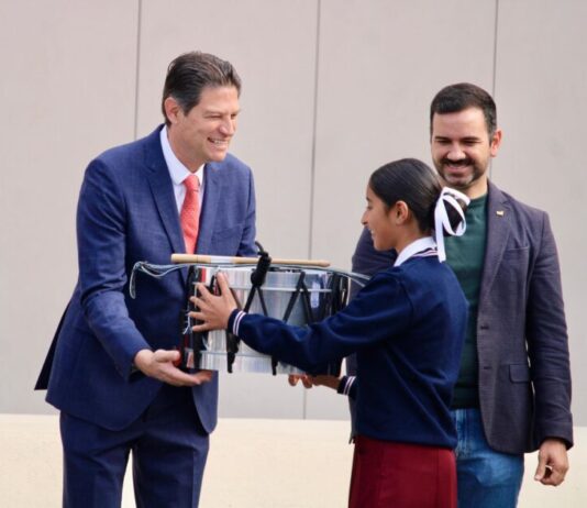 Alfonso Martínez, entrega Bandera Nacional y Bandas de Guerra a escuelas públicas