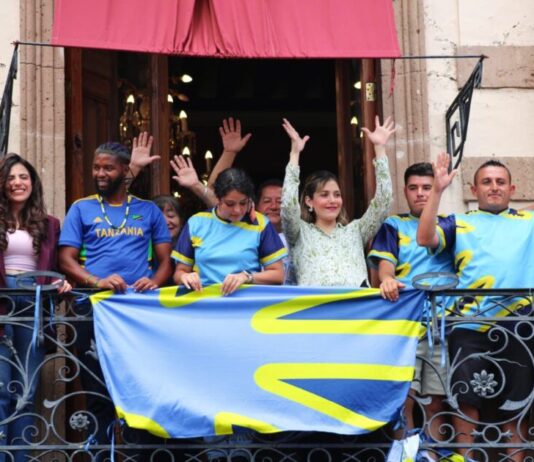 Encabeza Brissa Arroyo colocación de la bandera de la comunidad sorda en Congreso Local