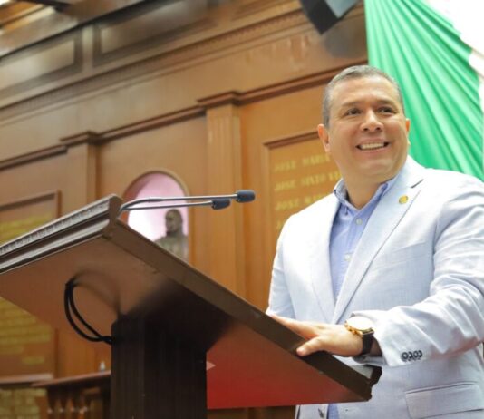 Juan Carlos Barragán presenta iniciativa para que maestras y maestros no sean criminalizados por cumplir su deber