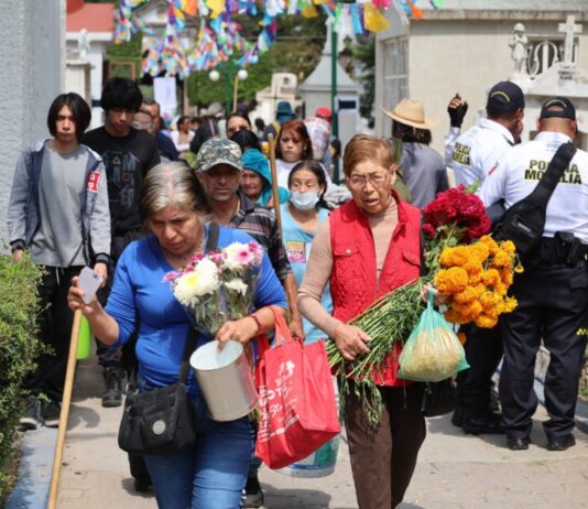 Miles de familias visitan en armonía y orden a sus difuntos en Panteón Municipal