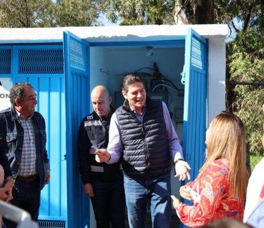 Alfonso Martínez lleva agua a planteles educativos, al oriente de Morelia