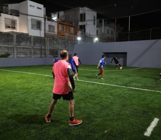 Alfonso Martínez reinaugura cancha de fútbol rápido del Colegio de Morelia