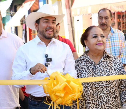 Humberto Jiménez inaugura obras en la calle 5 de Mayo